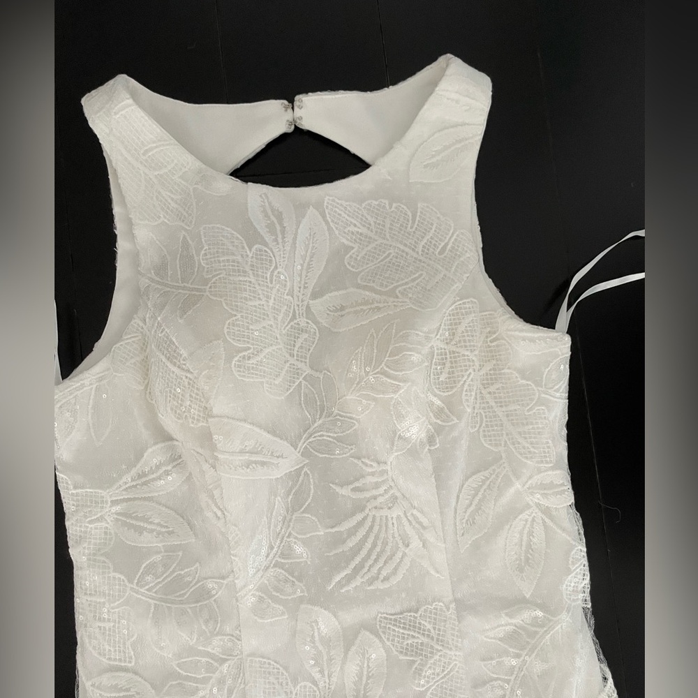 Elegant White Sleeveless Gown - Picture 6 of 12